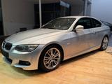 BMW 325i Coupe*M-PAKET*XENON*NAVI*SCHALTER*PDC* - BMW 325 Coupé 325i m paket mit Benzin-Antrieb