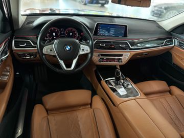 Fahrzeugabbildung BMW 740d xDr Glasdach ACC HUD HI-FI Ferngest.Parken