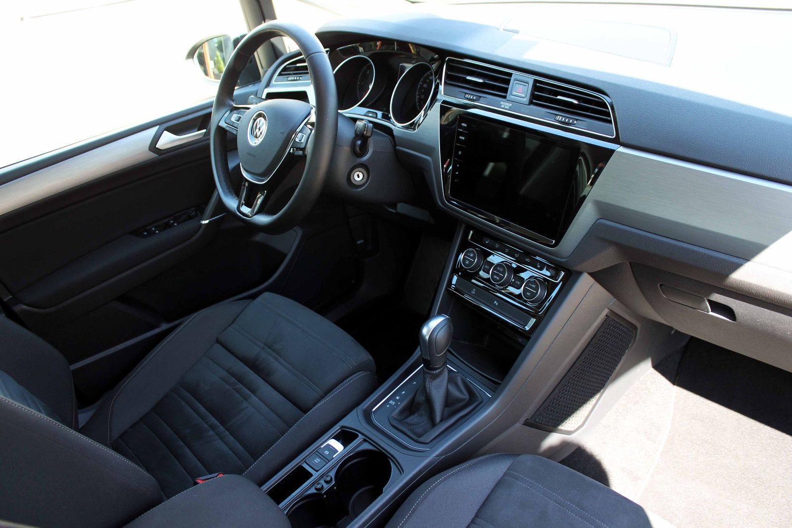 Fahrzeugabbildung Volkswagen Touran Comfortline 2.0 TDI DSG ACC PDC KAM LED