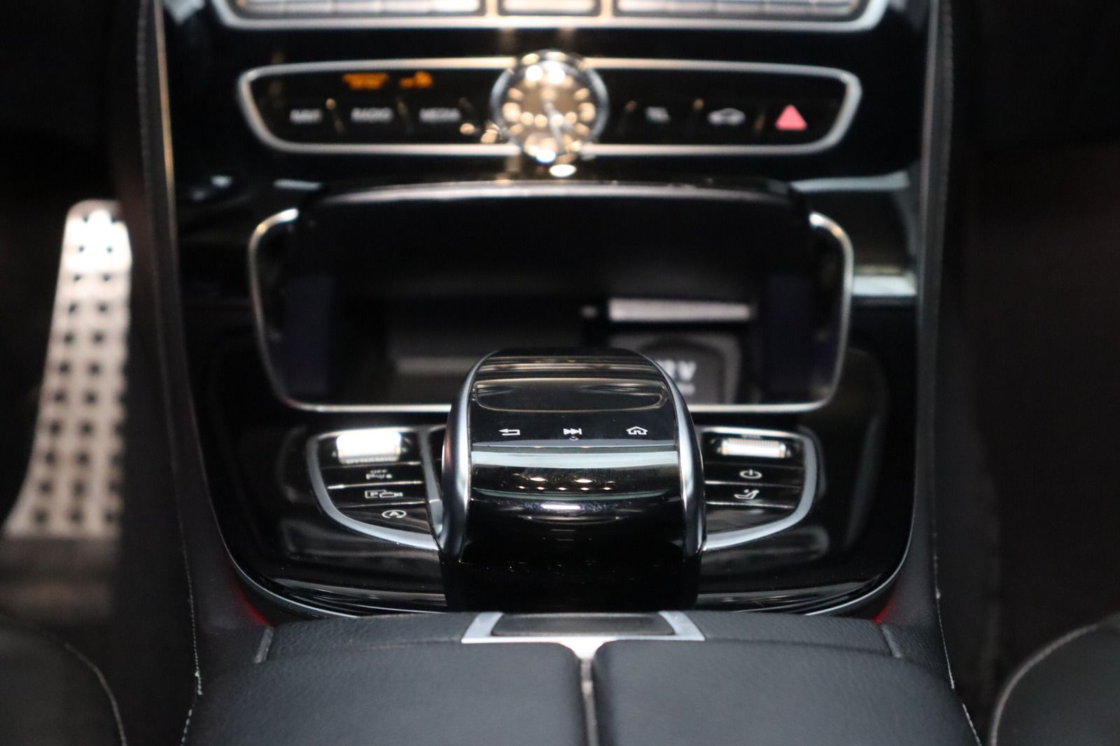 Fahrzeugabbildung Mercedes-Benz E 200 T 4Matic * Schiebedach * Navi * AMG line
