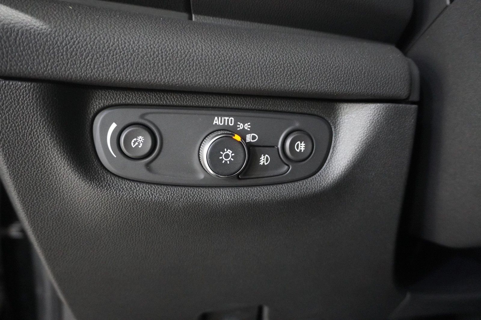 Fahrzeugabbildung Opel Insignia B ST 2.0T ELEGANCE NAVI/LED/VIRT./DAB+