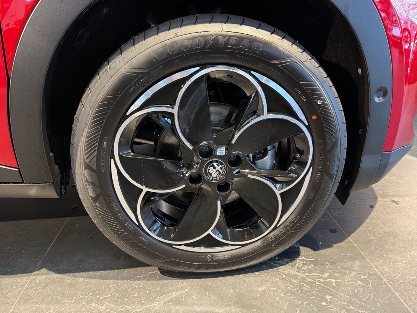 Fahrzeugabbildung Alfa Romeo Junior Elettrica TI-Technologie-Panorama-Wärmepu