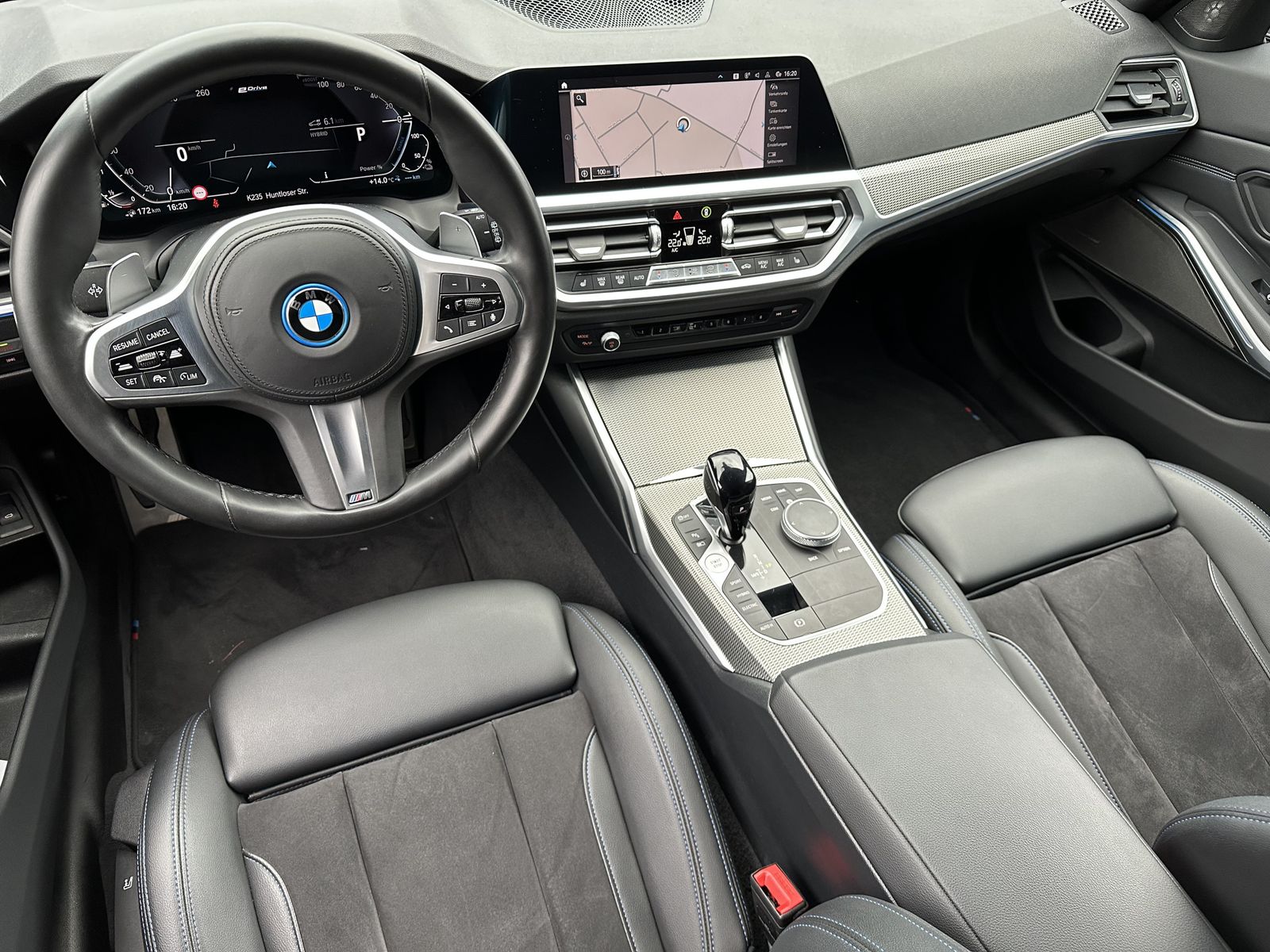 Fahrzeugabbildung BMW 330e Touring xDrive M-Sport NAV+LED+ACC+KAM+H&K
