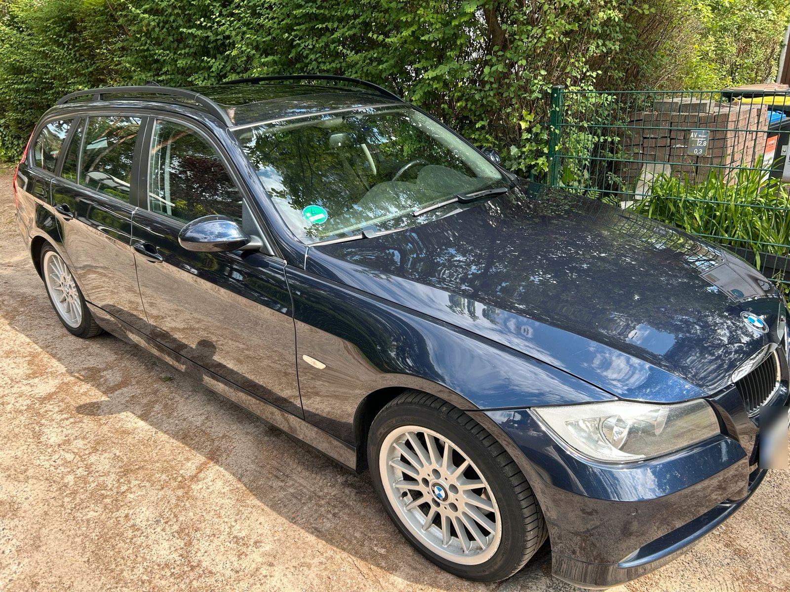 BMW 320 2007 — rear view
