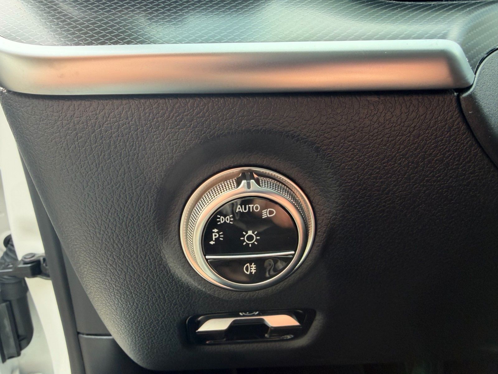 Fahrzeugabbildung Mercedes-Benz C 200 T Avantgarde+RKamera+AHK+AmbientePrem+