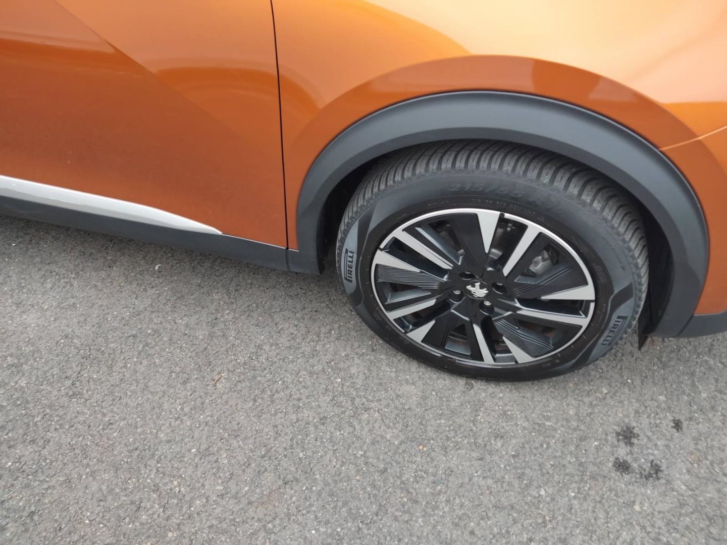Fahrzeugabbildung Peugeot 2008 Allure Elektromotor 136 Panorama digitales
