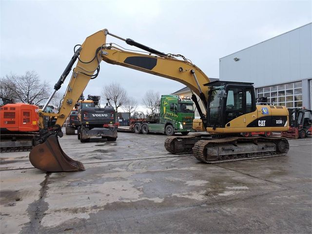 CAT 323DL