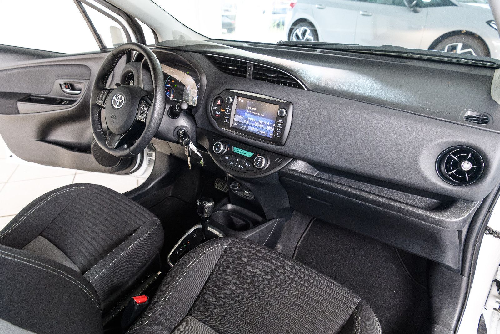 Fahrzeugabbildung Toyota Yaris Hybrid Team D+NAVI+SHZ+RFK+GJR+ALU+BICOLOR