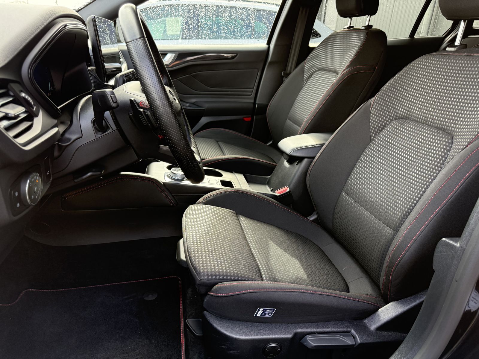 Fahrzeugabbildung Ford Focus Turnier 1.5 EB ST-Line X NAV+LED+VC+AHK+AC