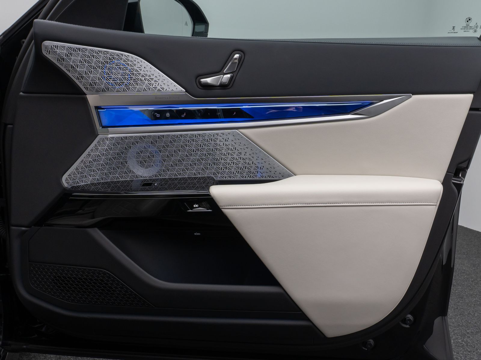 Fahrzeugabbildung BMW M760e Sky Lounge B&W Fond Ent M-Performance Voll