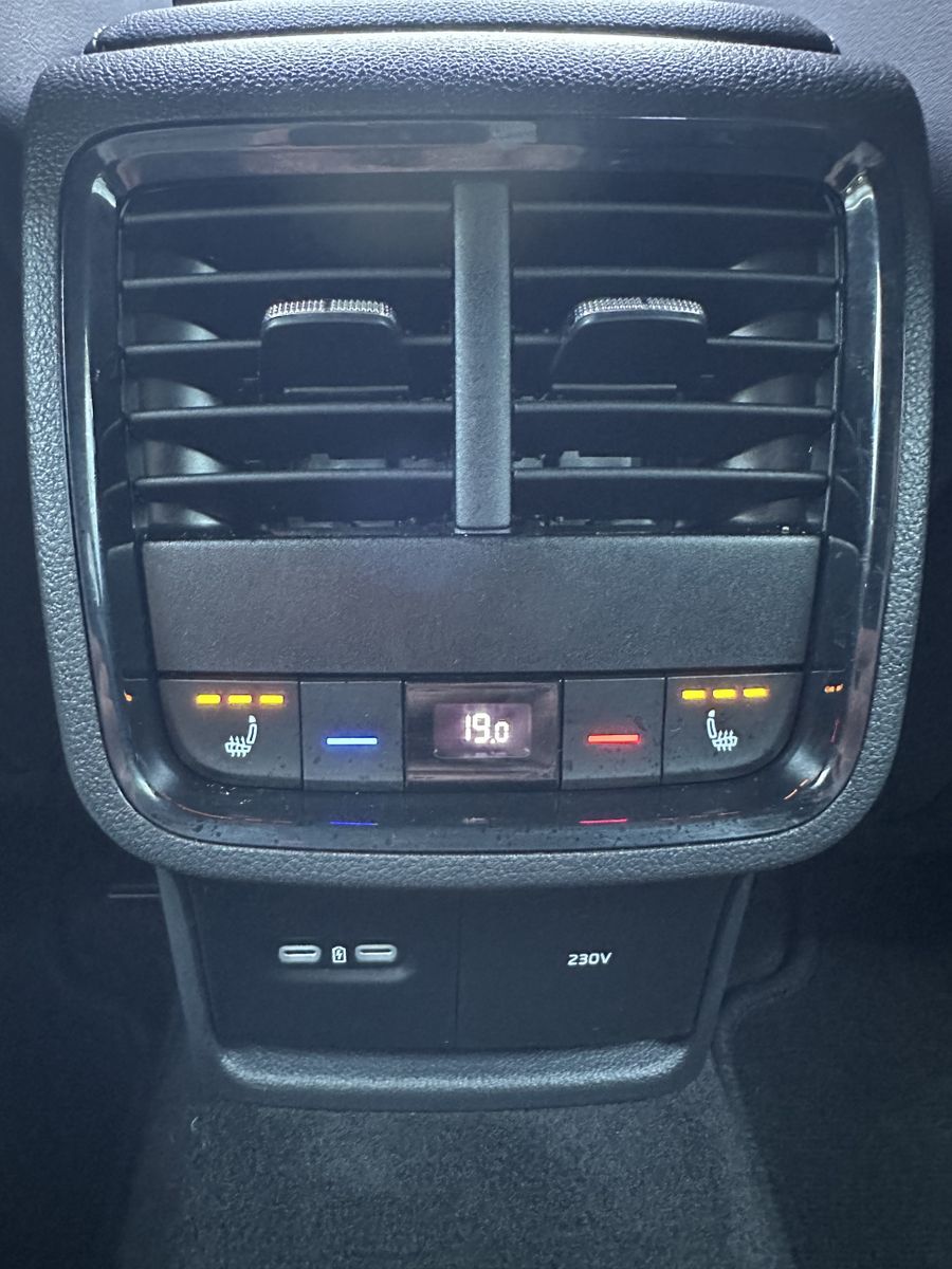 Fahrzeugabbildung SKODA Octavia Combi 1.4 TSI iV RS DSG NAV+LED+KAM+18ZO