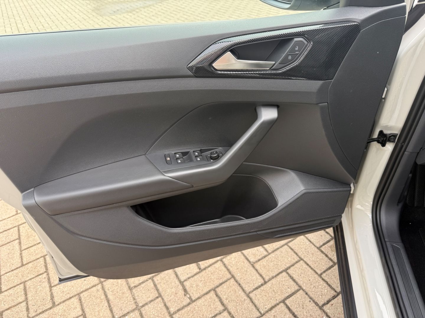 Fahrzeugabbildung Volkswagen T-Cross 1.0 TSI 70 kW Life Digitales Cockpit LED