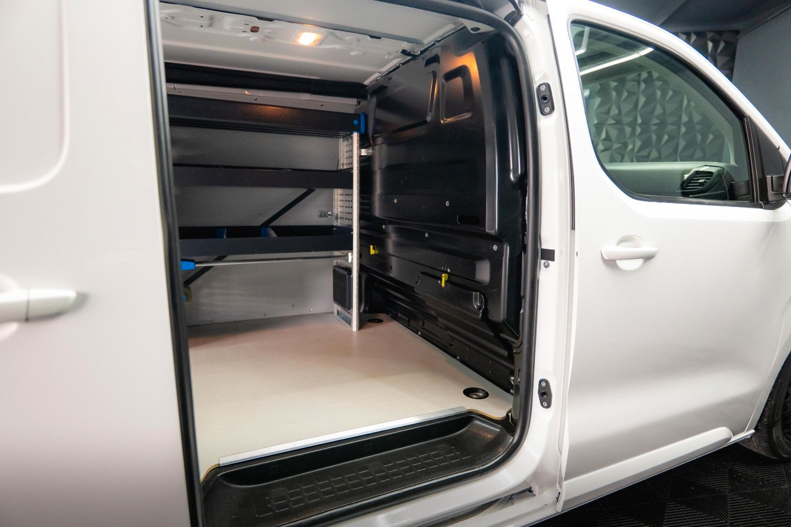 Fahrzeugabbildung Citroën Jumpy Kasten Club M Automatik *Regalsystem*360°*