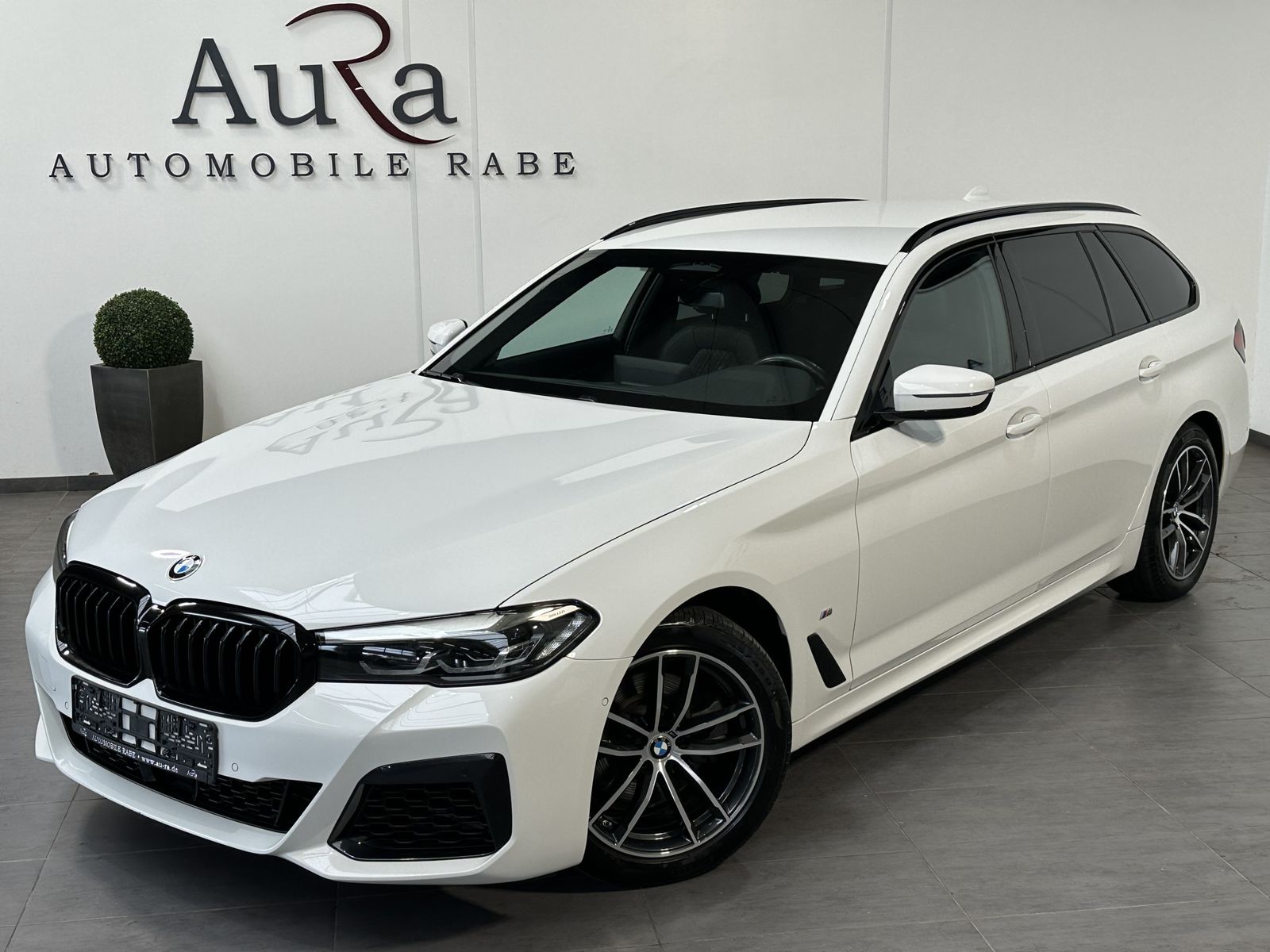 Fahrzeugabbildung BMW 520d Touring M-Sport NAV+LED+ACC+AHK+KAM+H&K+VC