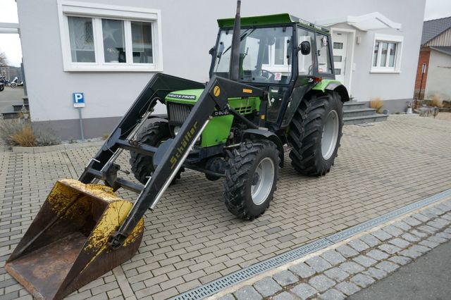 Deutz-Fahr 6007 Allrad mit Frontlader und Kabine.