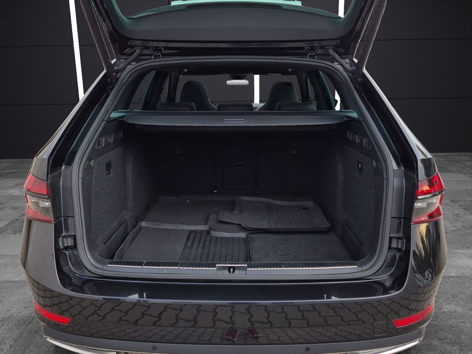 Fahrzeugabbildung SKODA Superb Combi TDI Sportline DSG 4x4 Matrix AHK Na