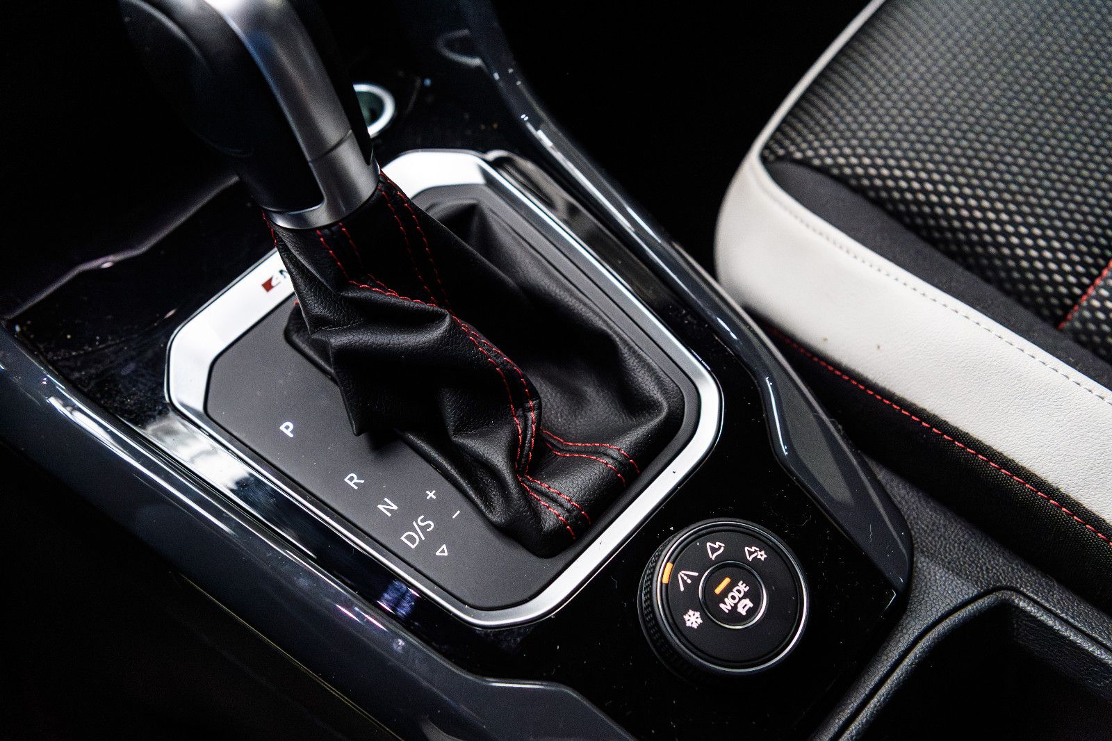 Fahrzeugabbildung Volkswagen T-Roc Sport 2.0 DSG 4Motion AHK SHZ ACC