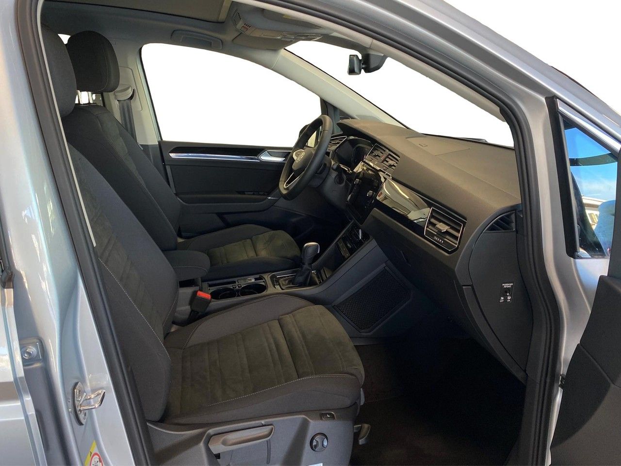 Volkswagen Touran 1.5 TSI DSG Highline Pano AHK Navi foto 4