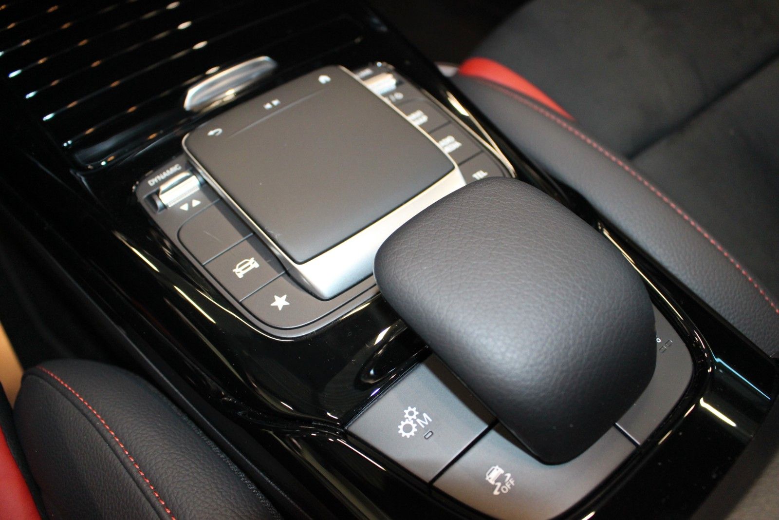 Fahrzeugabbildung Mercedes-Benz CLA 35 AMG 4Matic 1. Hand*Pano*Ambiente*MWST