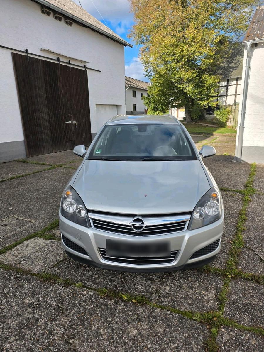 Opel Astra 2009 — rear view