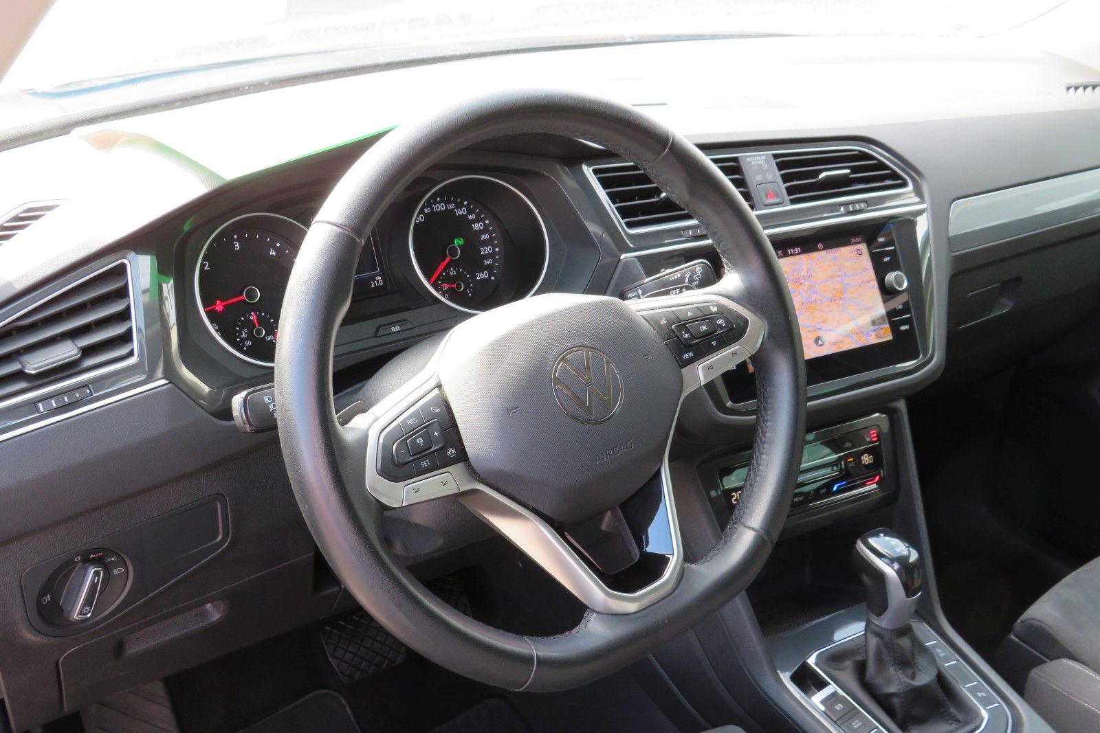 Fahrzeugabbildung Volkswagen Tiguan Life DSG AHK KAMERA ACC PDC SITZH. NAVI 1