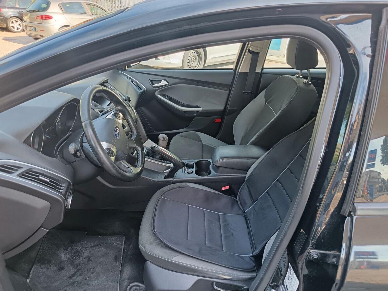 Ford Focus 2012 — interior