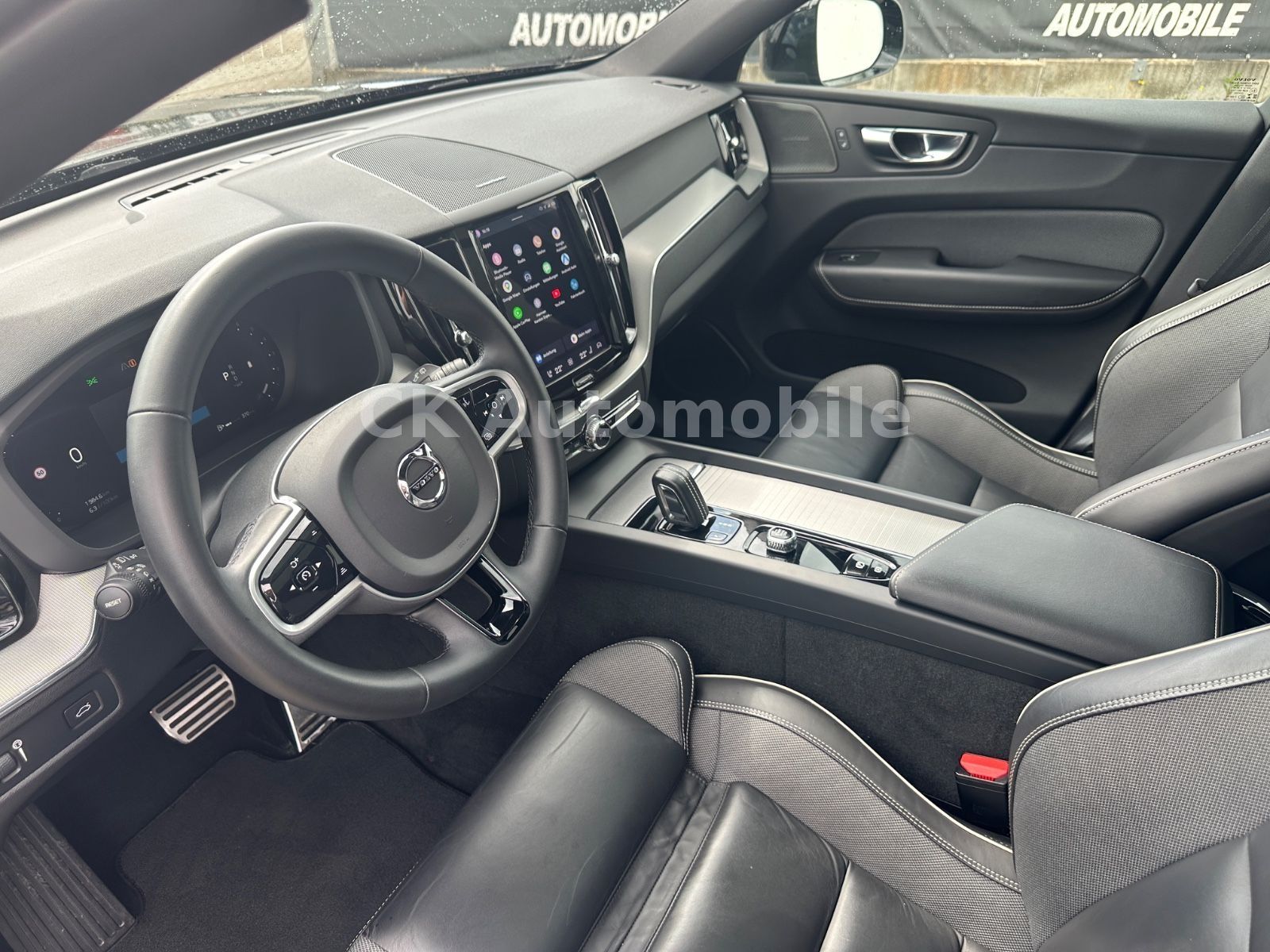 Fahrzeugabbildung Volvo XC60 R Design 2WD/Navi/Pano/Kamera/LED
