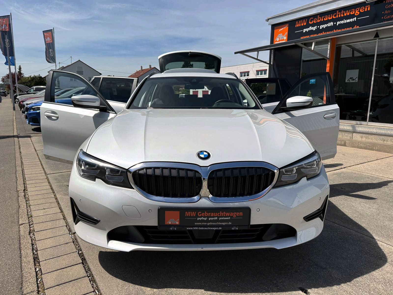 Fahrzeugabbildung BMW 320d Touring Steptr. Advantage LED ACC AHK KAM