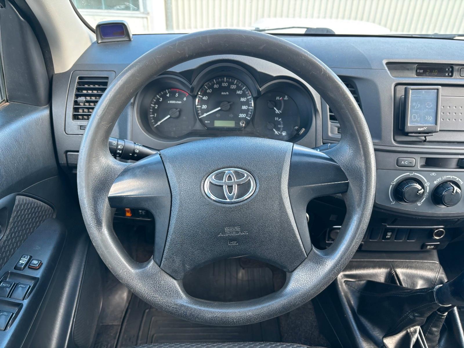 Toyota Hilux Double Cabine 2.5 144ch BVM - Carnet entretien - Attelage - Pneus toutes saisons