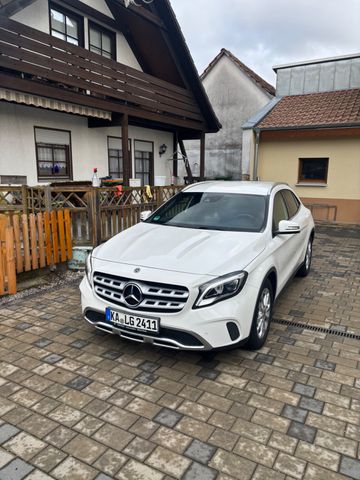 MERCEDES-BENZ GLA 200 DCT -