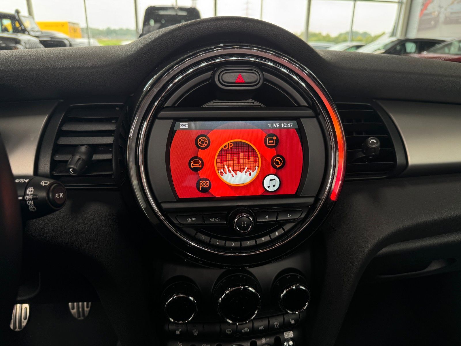 Fahrzeugabbildung MINI Cooper D 5-trg. "LED Navigation PDC Sportsitze"