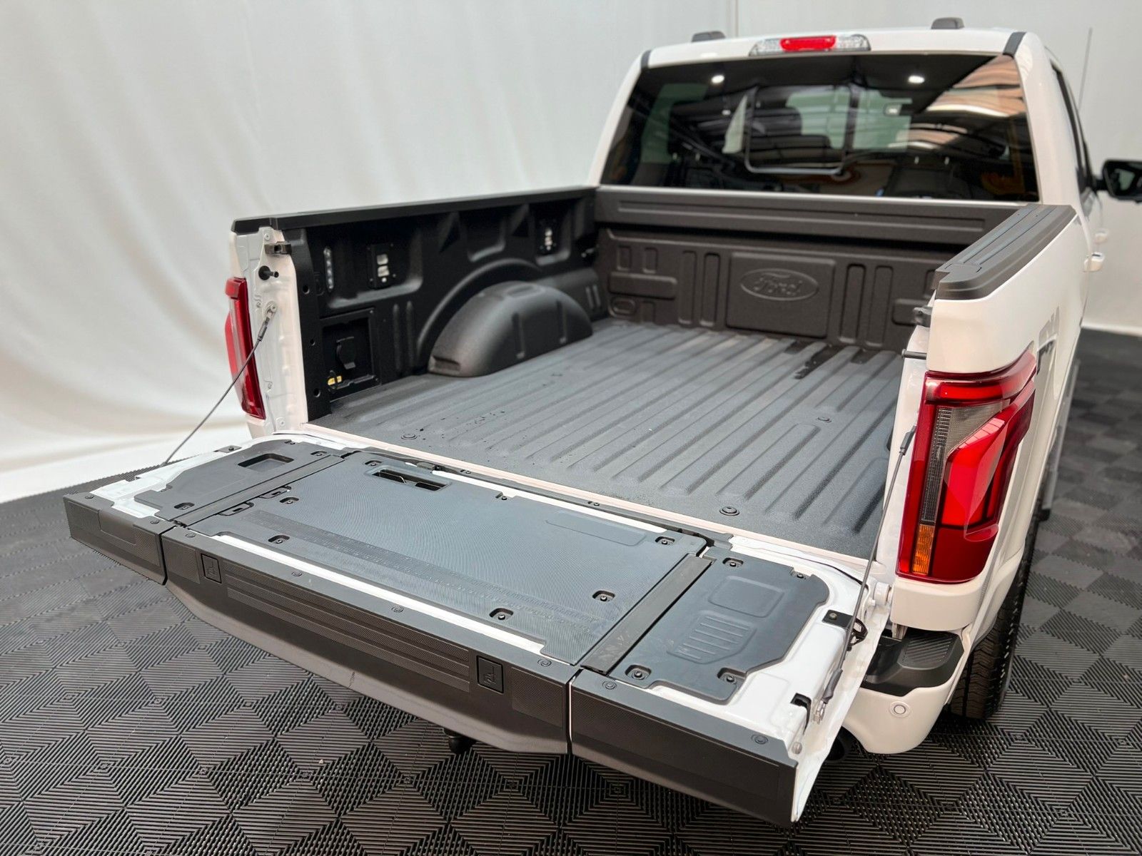 Fahrzeugabbildung Ford F-150 Lariat 5.0L V8  5,5" Black Ed. MY25