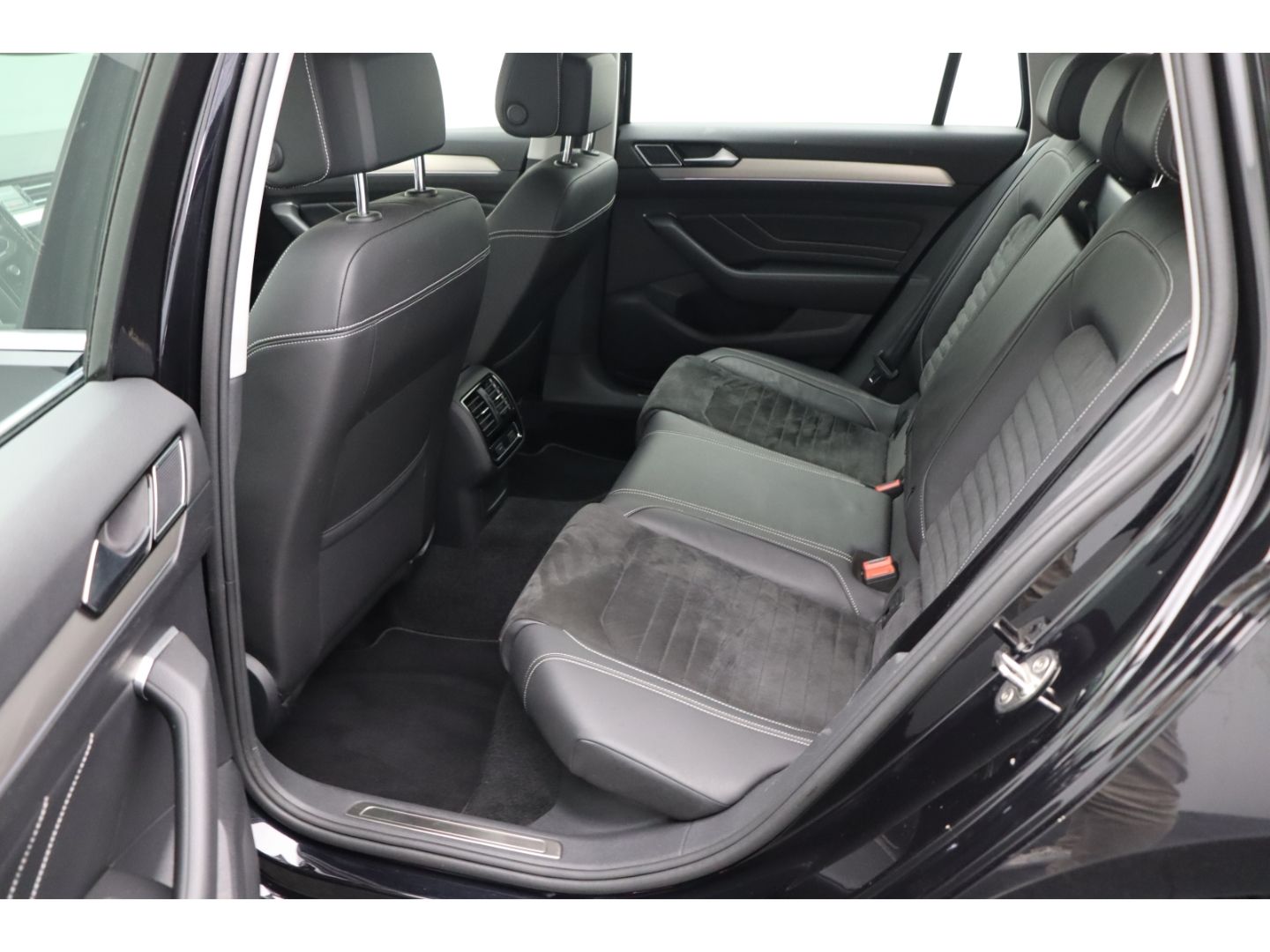 Fahrzeugabbildung Volkswagen Passat Variant 2.0 TDI DSG elegance R-LINE AHK