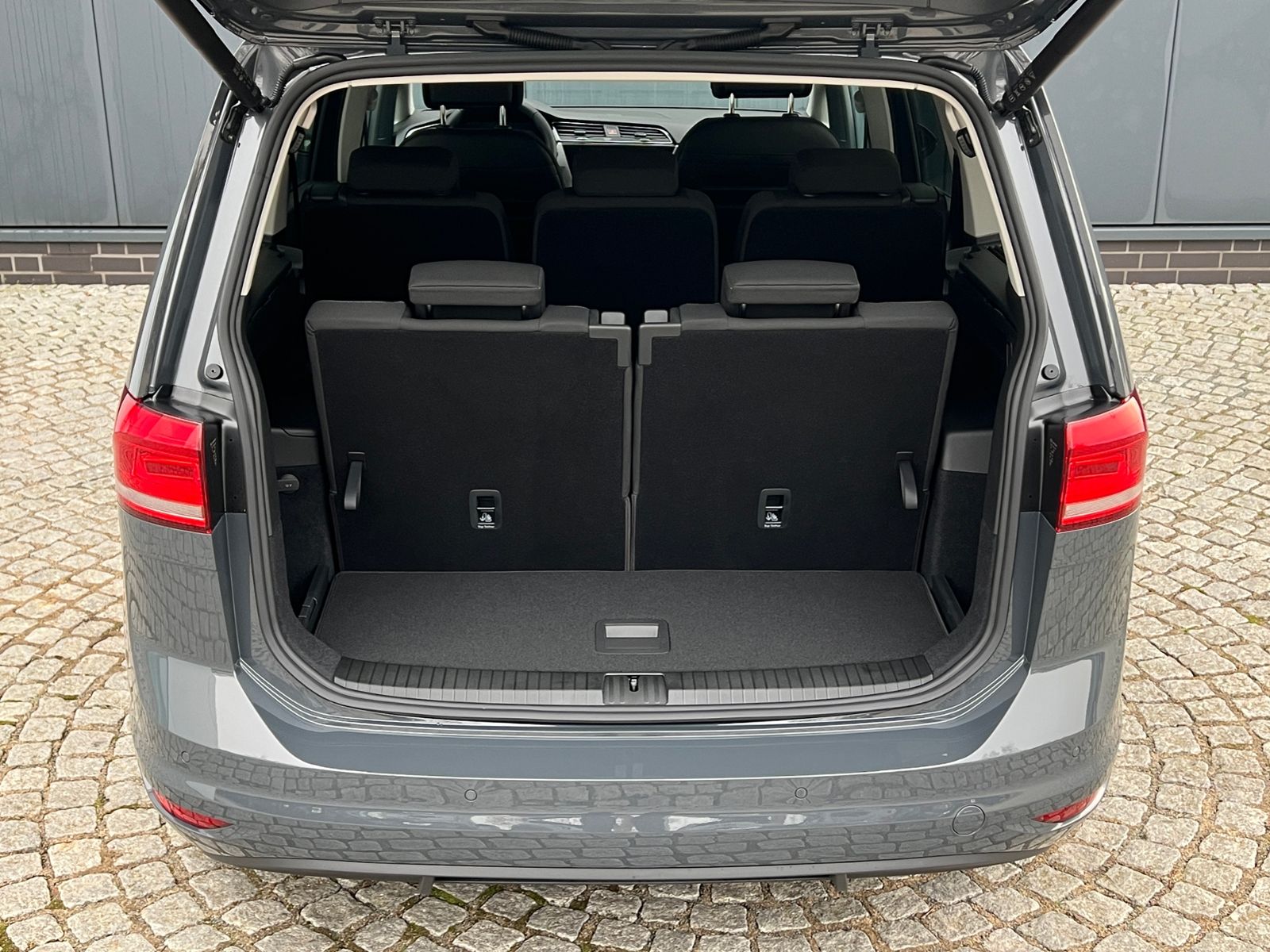 Fahrzeugabbildung Volkswagen Touran Comfortline 1.5 TSI DSG *LED, AHK, 7 Sitz