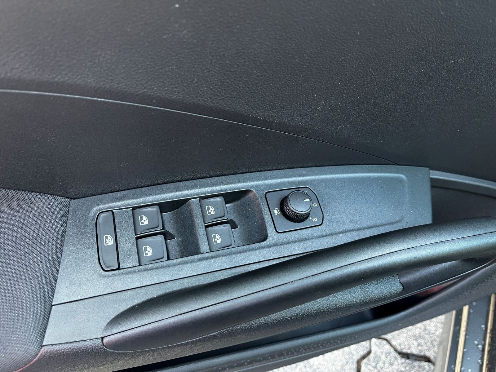 Fahrzeugabbildung SKODA Fabia Selection DSG ALU PDC DAB BT ALLSEASON