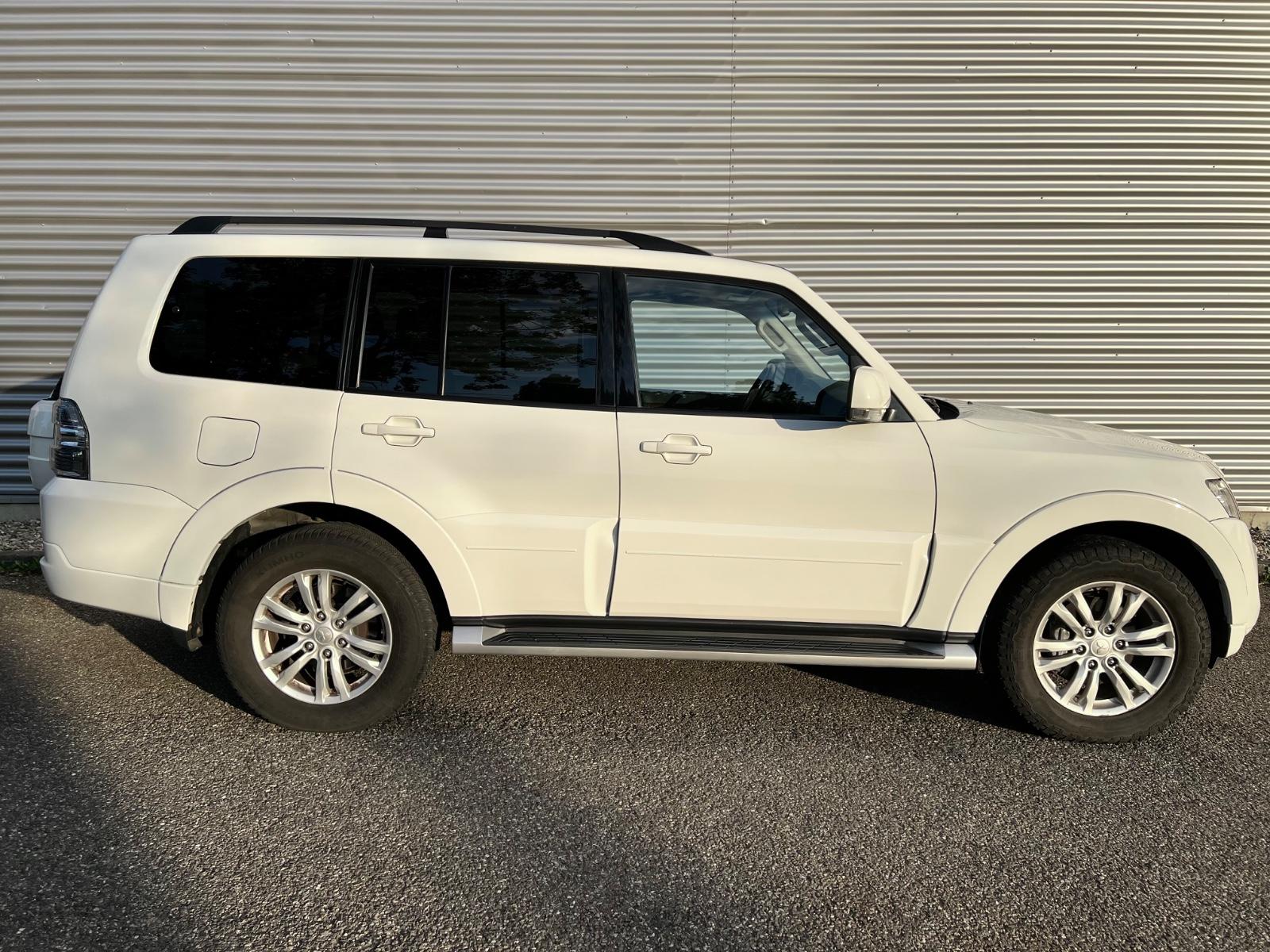 Mitsubishi Pajero 3.2 DI-D 200 ch Instyle 4x4 - 7 places - Cuir - GPS - Toit ouvrant