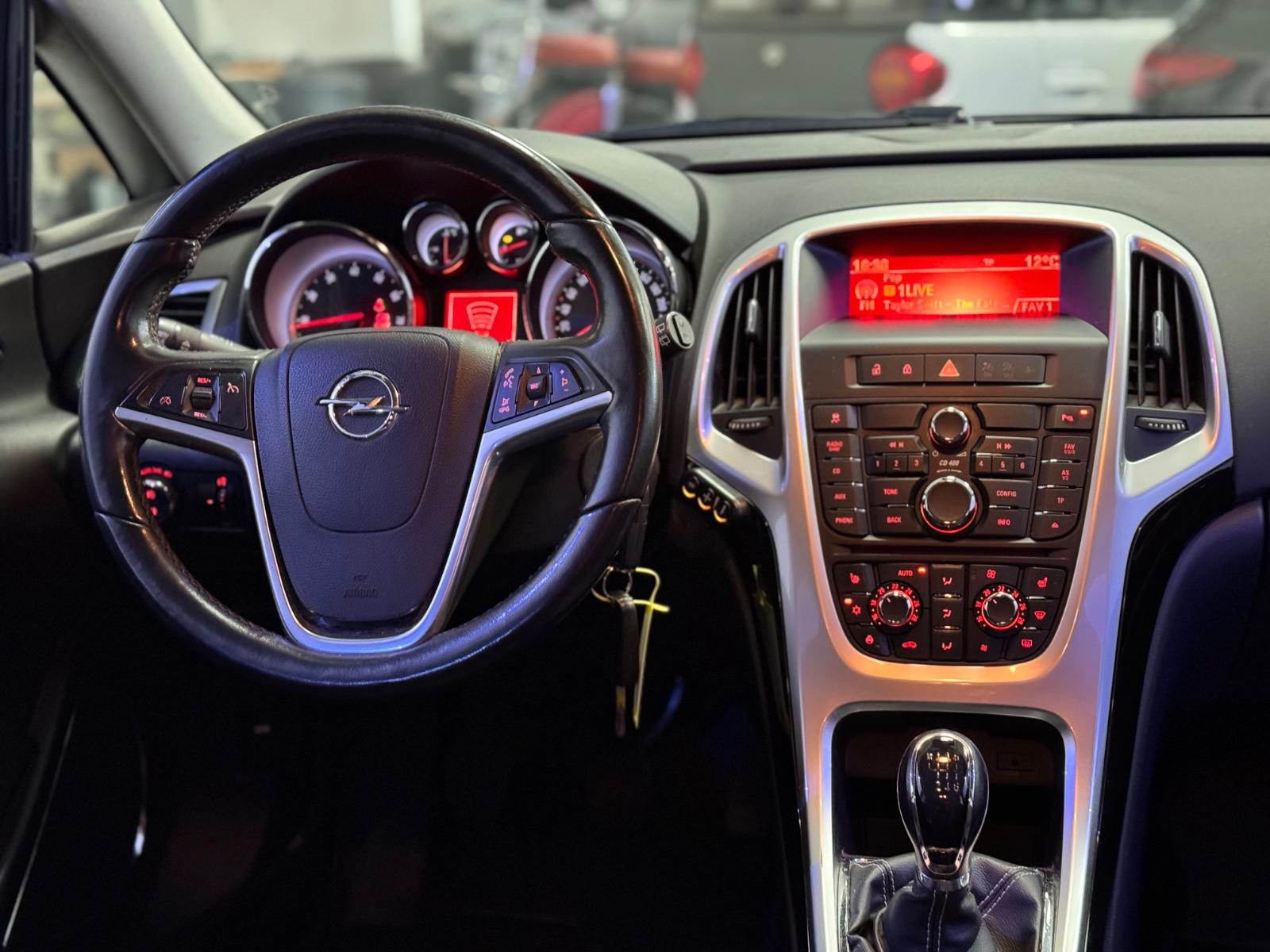 Opel Astra 2011 — photo 12