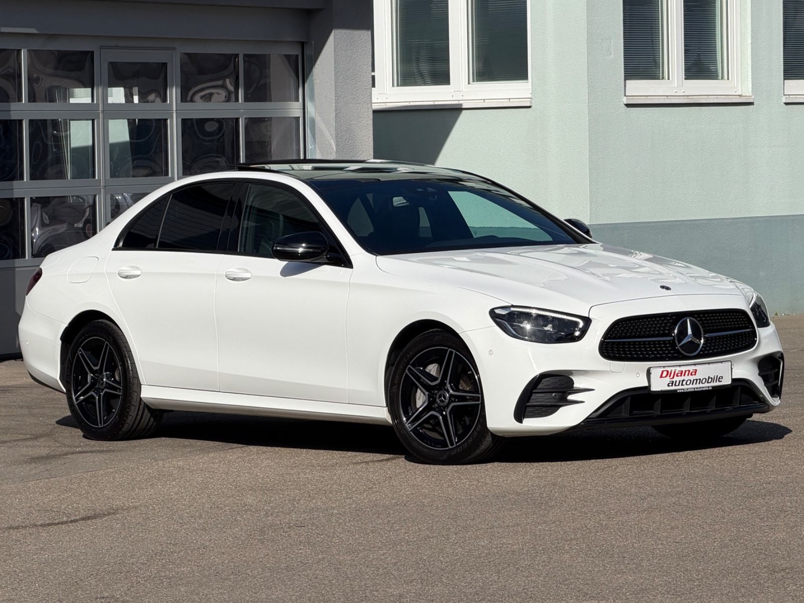 Mercedes-Benz E 300e AMG Night Pano MBUX Unfallfrei NEUWERTIG! imagem 2