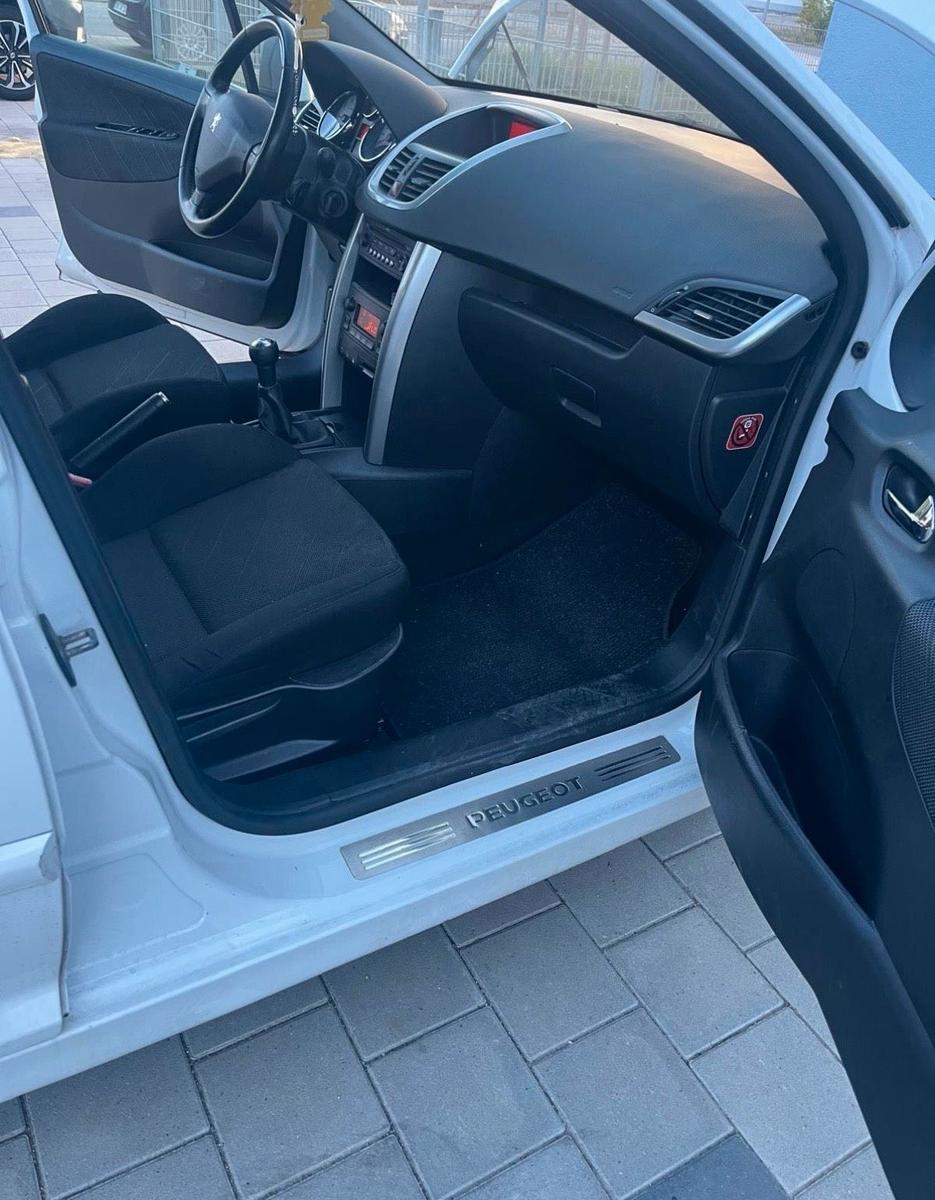 Peugeot 207 2008 — interior
