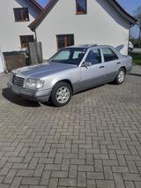 Mercedes-Benz E 220  W124  H-Kennzeichen  - Mercedes-Benz E 220 mit Benzin-Antrieb: Limousine
