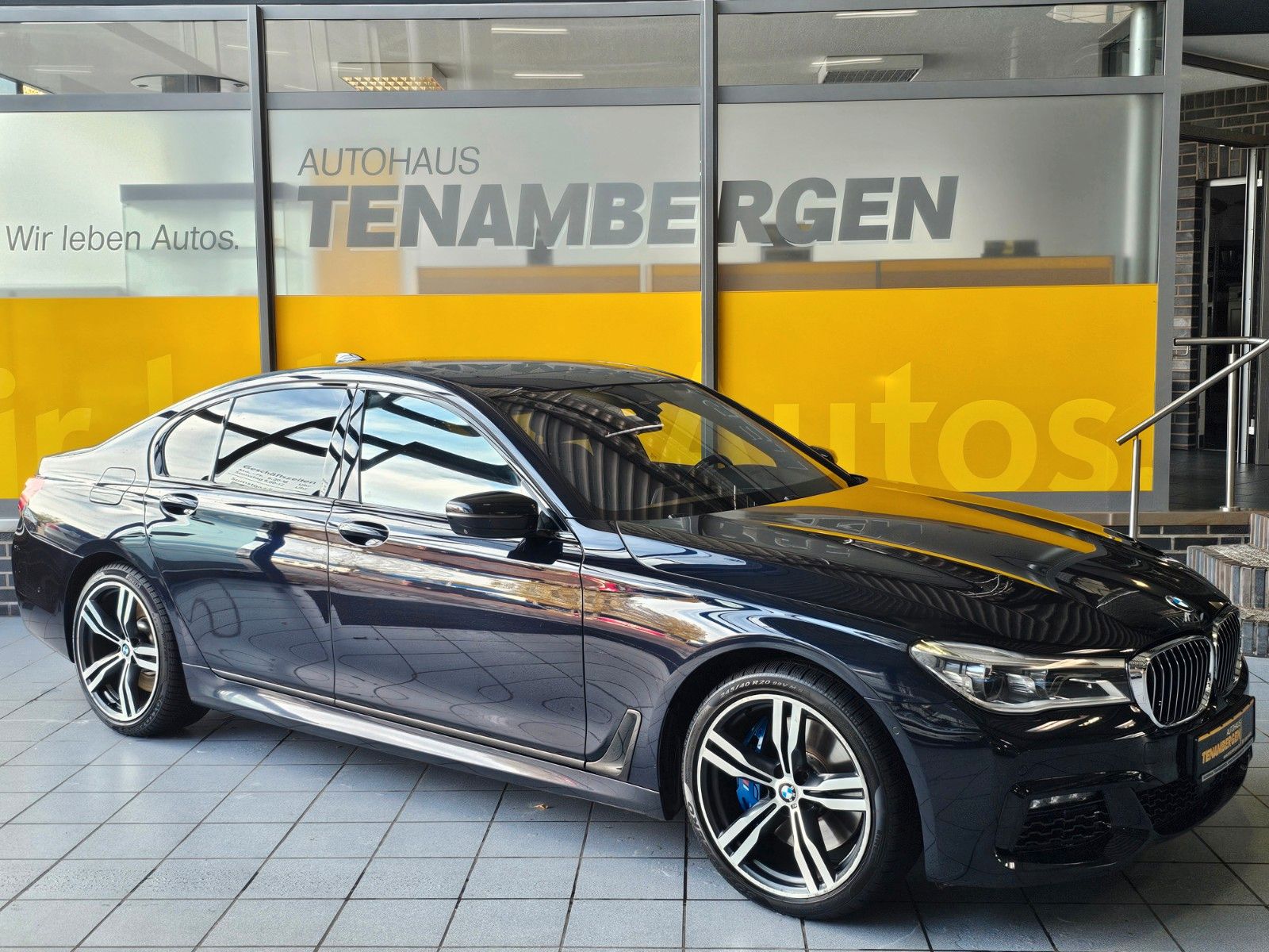 BMW 750d xDrive TV H&amp;K DisplayKey AHK Soft Close