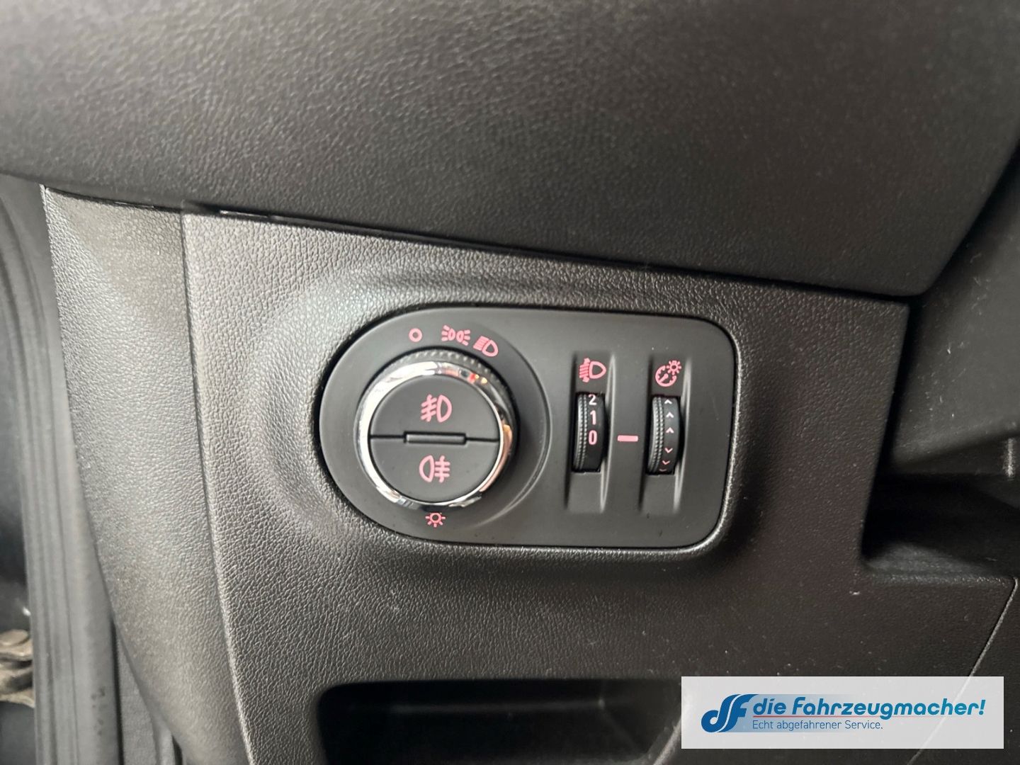 Fahrzeugabbildung Opel Corsa E Active SHZ LenkradHZG Temp PDC Berganfah