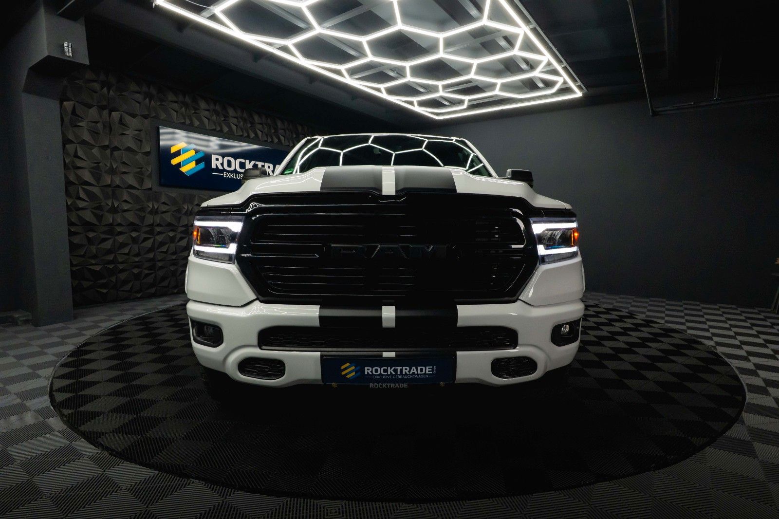 Fahrzeugabbildung Dodge RAM 5.7 V8 HEMI 4x4 LPG Offroad  Night-Paket