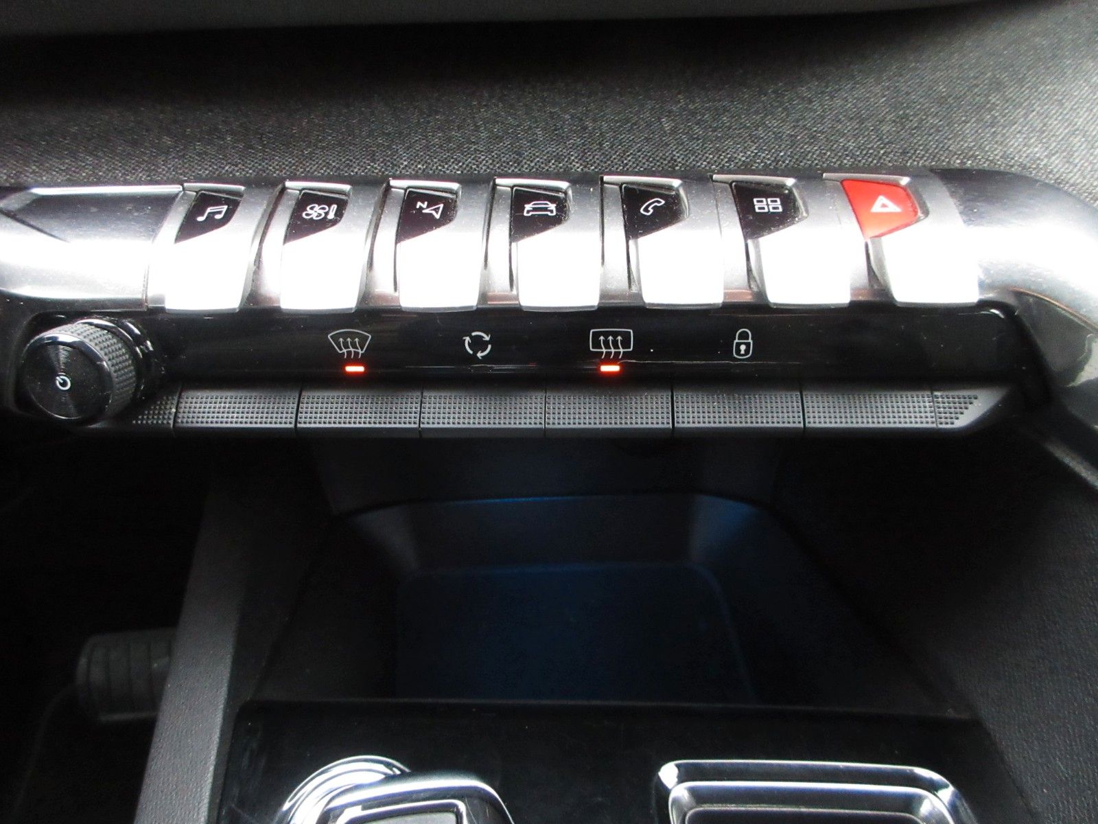 Fahrzeugabbildung Peugeot 5008 Allure Pack 1.5D LED/NAVI/AHK/PDC/R´CAM