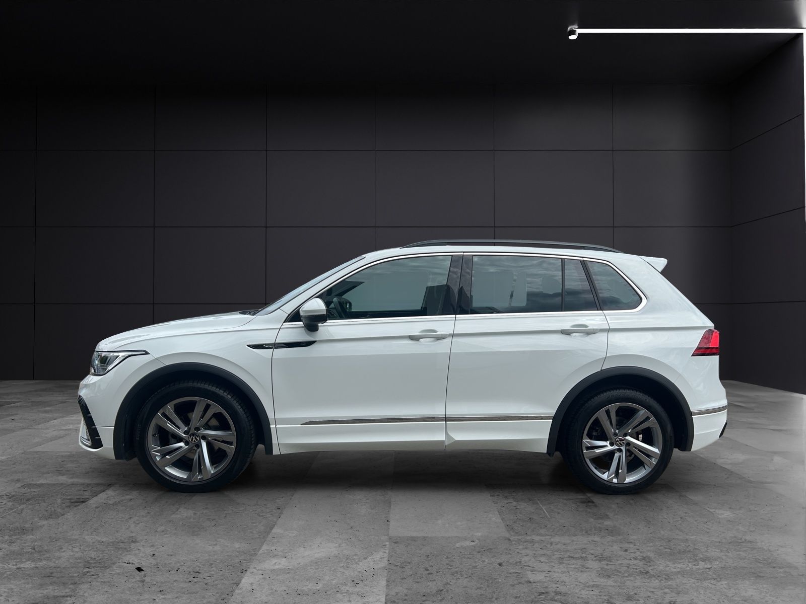 Fahrzeugabbildung Volkswagen Tiguan TSI R-Line DSG Standhzg LED AHK Navi AID