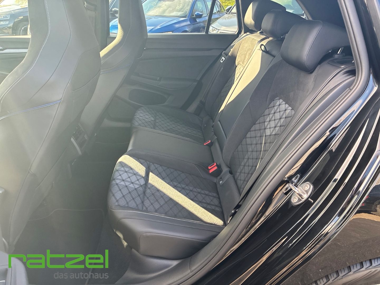 Fahrzeugabbildung Volkswagen Golf Variant R-Line 1,5 l eTSI DSG LED ACC Apple
