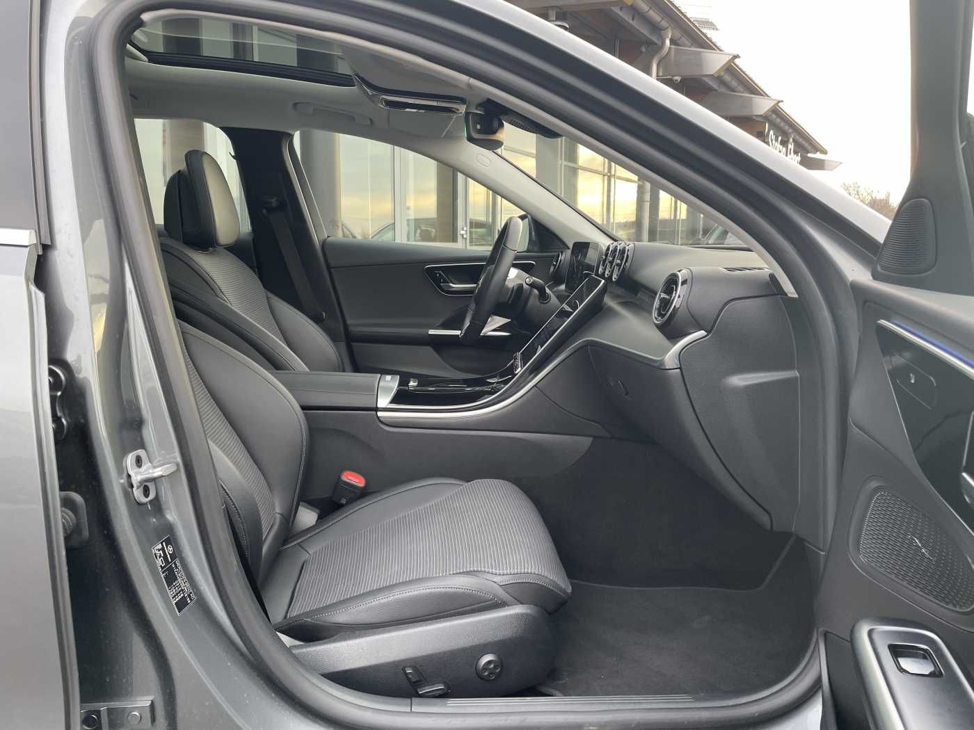 Fahrzeugabbildung Mercedes-Benz C 180 T 9G AVANTGARDE+R-Kamera +PANO+SHZ+SPIEGEL