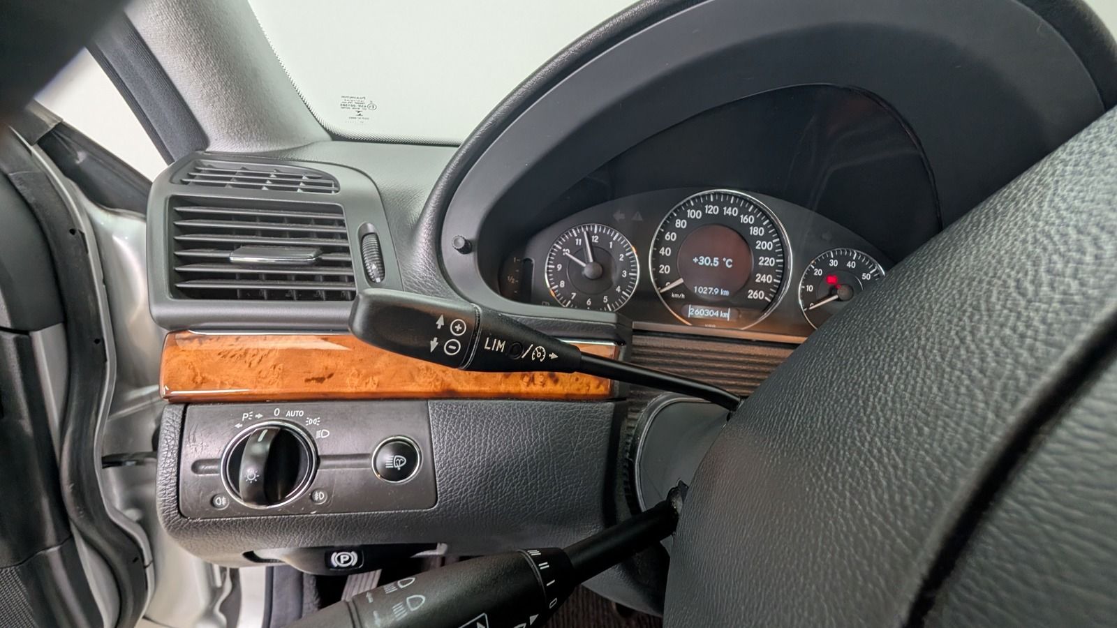 Fahrzeugabbildung Mercedes-Benz E 320 4Matic * Bi- Xenon * STHZ * Elegance