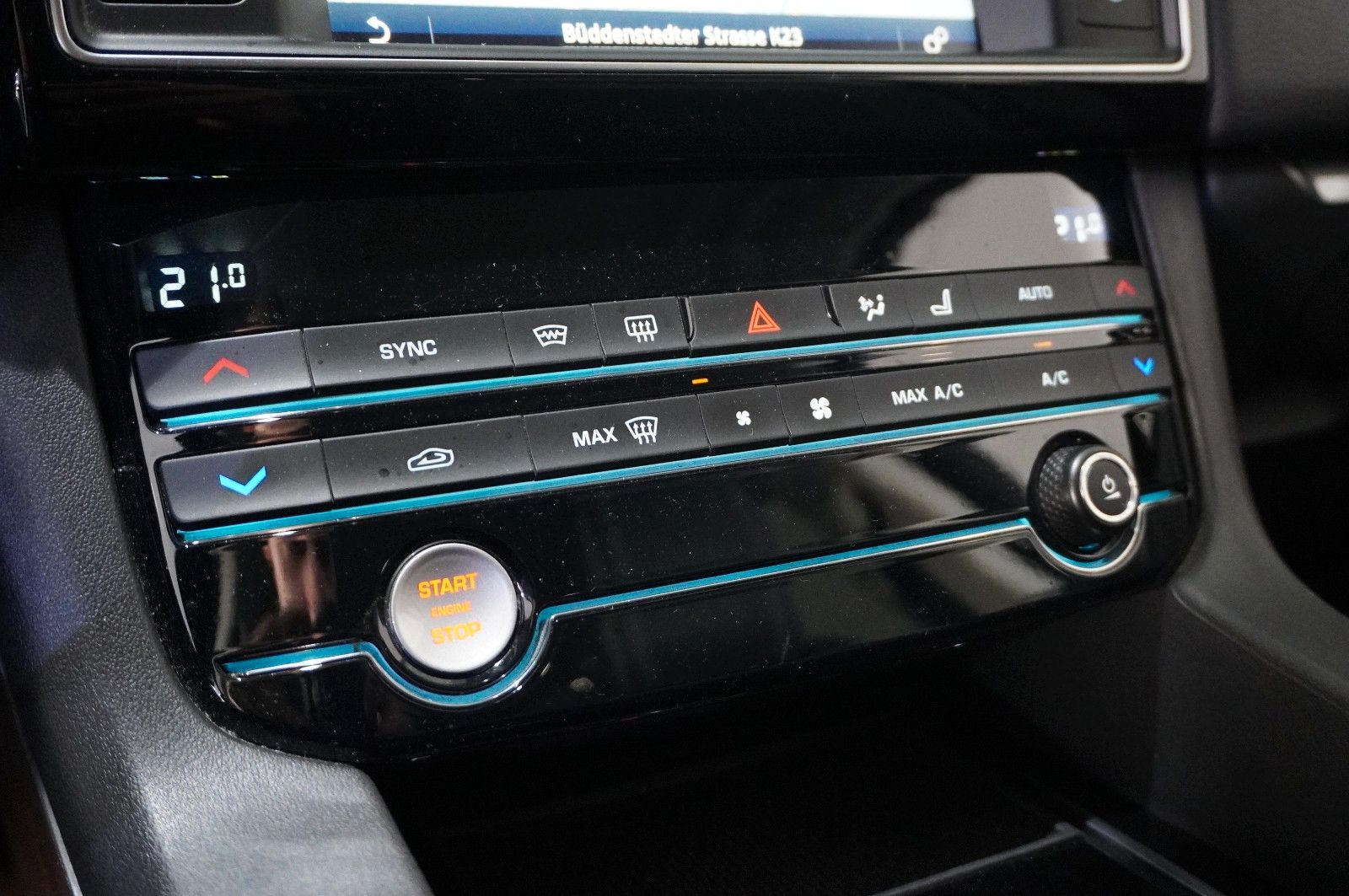 Fahrzeugabbildung Jaguar F-Pace 30D R-SPORT AWD NAVI/LED/SHZ/SPORT/AHK