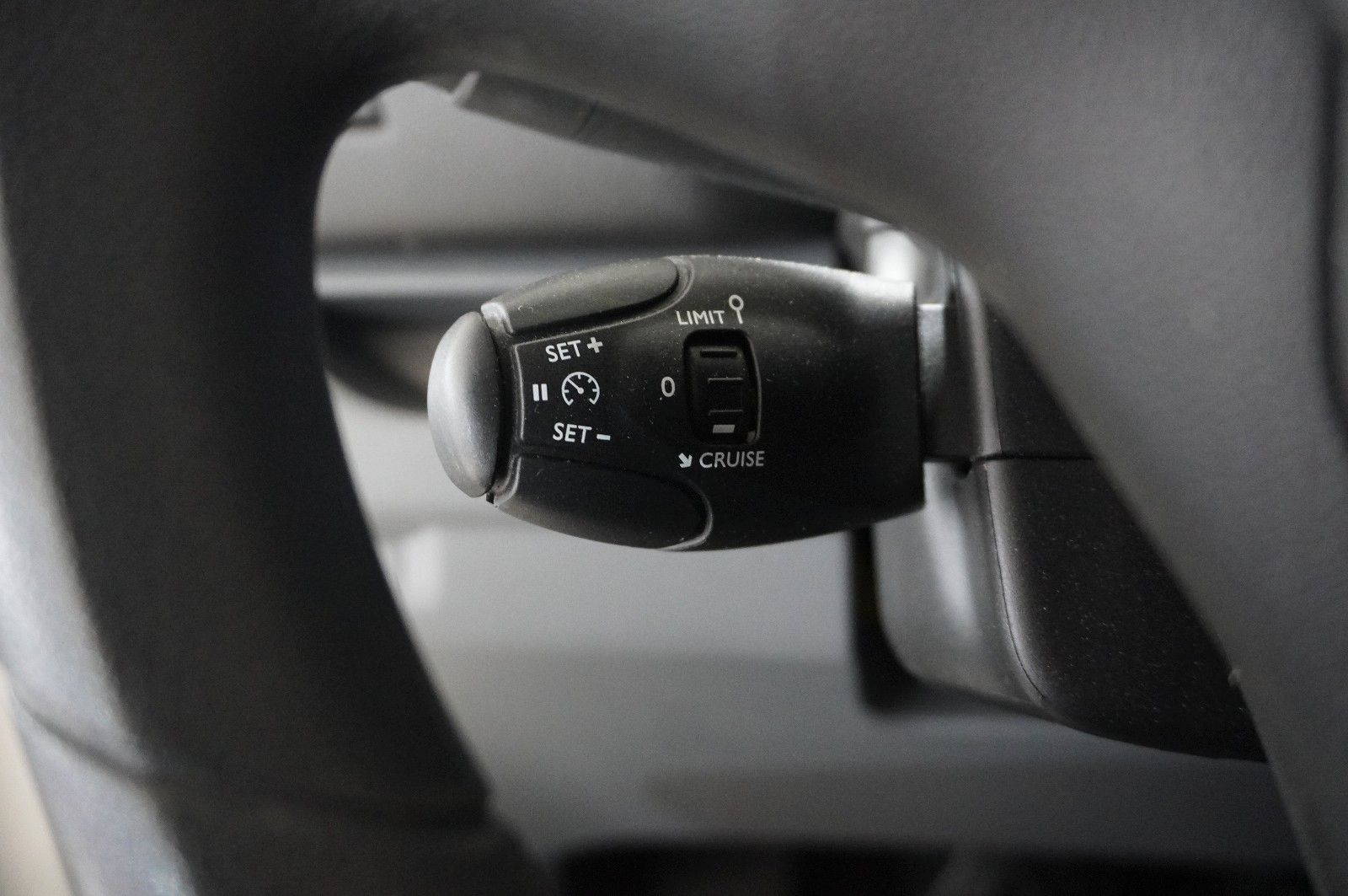 Fahrzeugabbildung Opel Vivaro Cargo 1.5D M EDITION KLIMA/DAB+/PDC/TEMP.